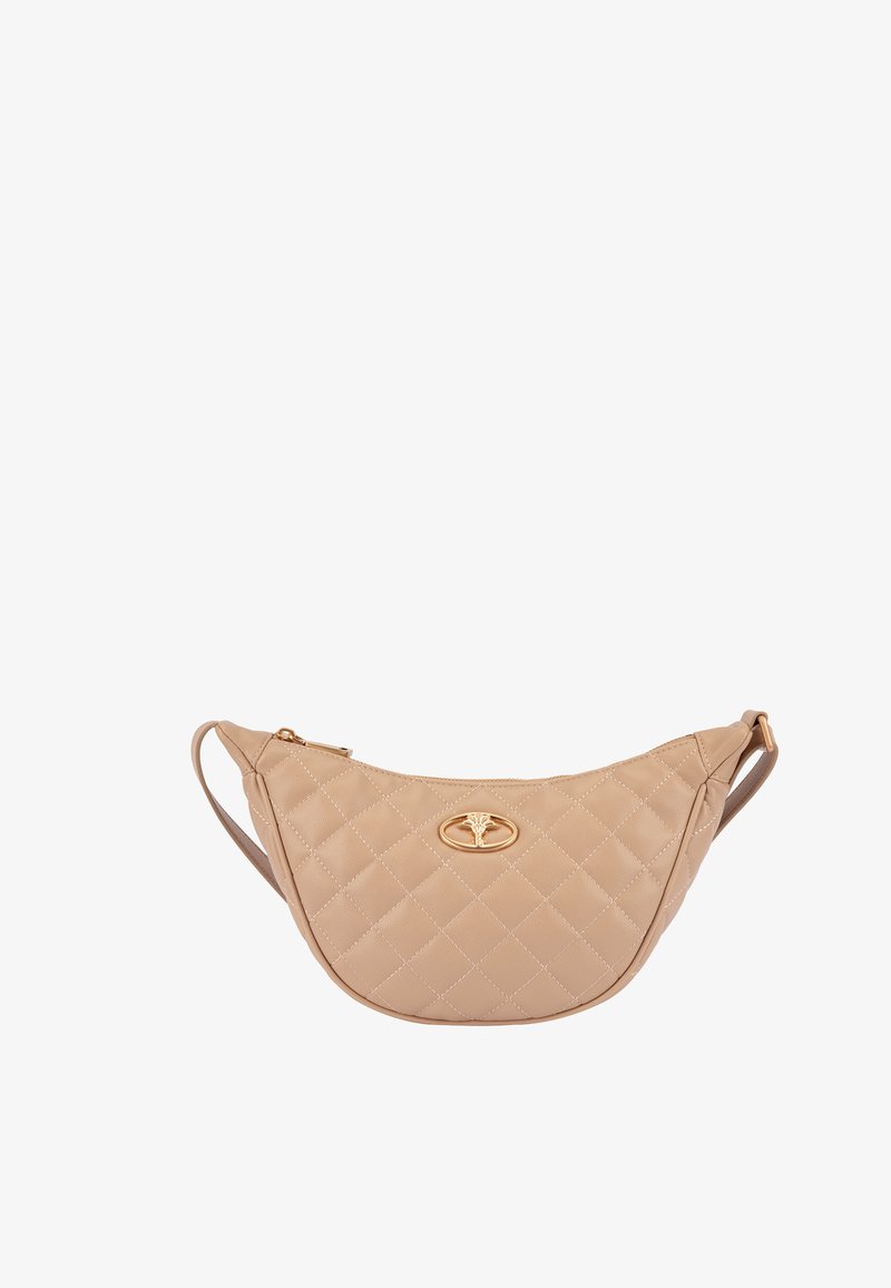 Bolso bandolera beige acolchado con cremallera dorada y emblema ovalado dorado, correa ajustable y forma de media luna sobre fondo blanco.