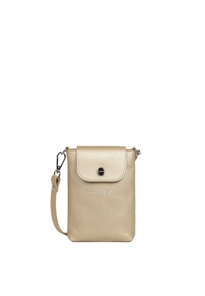 Petit sac bandoulière en cuir beige avec rabat et fermeture à bouton-pression, sangle de poignet amovible, et logo argenté discret à l’avant.