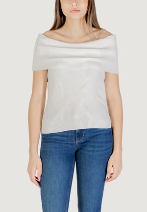Top a spalle scoperte, a costine, di colore grigio chiaro. Texture liscia con un design aderente. Abbinato a jeans blu, con dettagli minimi e senza hardware visibile.