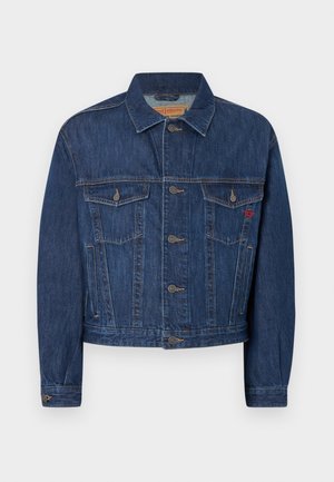 Chaqueta de denim azul oscuro con un corte clásico, que cuenta con dos bolsillos en el pecho, botones de metal y una textura ligeramente descolorida.
