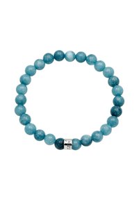 Bracelet de perles composé de pierres bleues rondes et texturées de nuances variées, avec une perle accent argentée gravée de "2021".