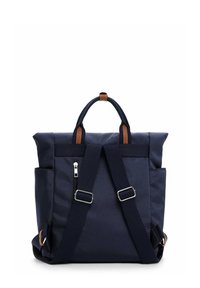 Tumesinine seljakott, mis on valmistatud kangast, pruuni naha detailidega, ülemise käepidemega, reguleeritavate rihmadega ja esiseeliku taskuga.