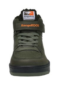 Grüner High-Top Sneaker mit einem strukturierten Lederobermaterial, grauen Schnürsenkeln, gepolstertem Schuhkragen, Klettverschluss und schwarzer Gummisohle. KangaROOS-Logo vorhanden.