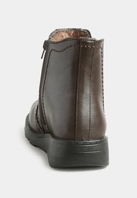 Brun fusk läder ankelboot med sid dragkedja, texturerad yta, vadderad krage och en platt gummisula för komfort.