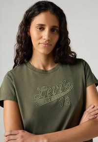 Levi's® GRAPHIC BOXY SINCE - Camiseta estampada - levis since na