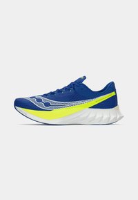 Sapatilha de corrida azul com parte superior em malha, detalhes brancos e amarelos, sola curva e detalhes texturizados. Design leve para uso atlético de performance.