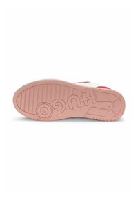 Suola della scarpa in gomma rosa chiaro con grip testurizzato. Presenta un logo in rilievo e righe orizzontali, progettata per trazione e durata.