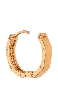 Guldfarvet ottagonal hoop ørering med små skrue-detaljer og en hængslet lukning, vist mod en hvid baggrund.