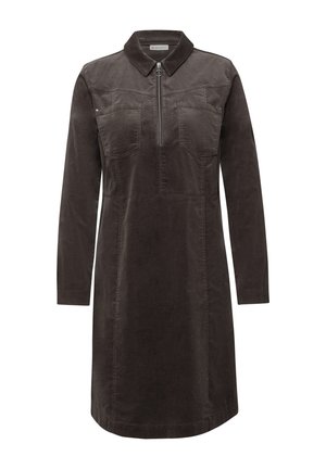 Robe en velours côtelé marron avec manches longues, col et fermeture éclair à demi sur le devant. Équipée de deux poches poitrine et d'une coupe droite avec un ourlet légèrement arrondi.