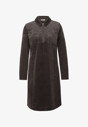 Brun fløjlskjole med lange ærmer, krave og halv lynlås foran. Har to brystlommer og en lige skæring med en let buet kant.