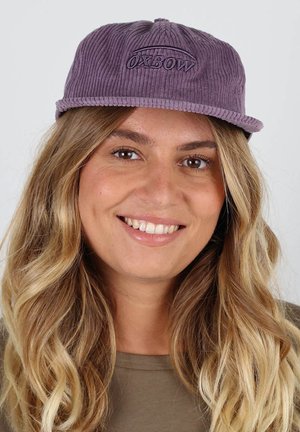 Casquette en velours côtelé violet avec logo "OXBOW" brodé, dotée d'une visière plate et d'un tissu texturé. Convient pour un usage décontracté.