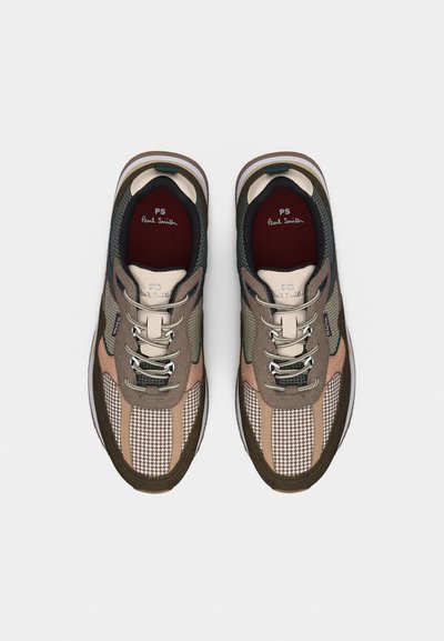 Ζευγάρι από αθλητικά παπούτσια Paul Smith με πάνελ από μπεζ, καφέ και πράσινο δίχτυ και σουέτ, λευκά κορδόνια και μπορντό εσωτερικές σόλες, εμφανιζόμενα από επάνω.