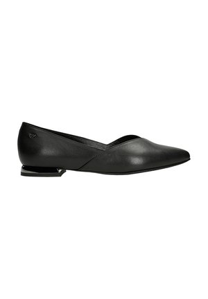 Chaussure plate en cuir noir avec bout pointu, petit talon angulaire, et logo discret près du talon sur le dessus lisse.