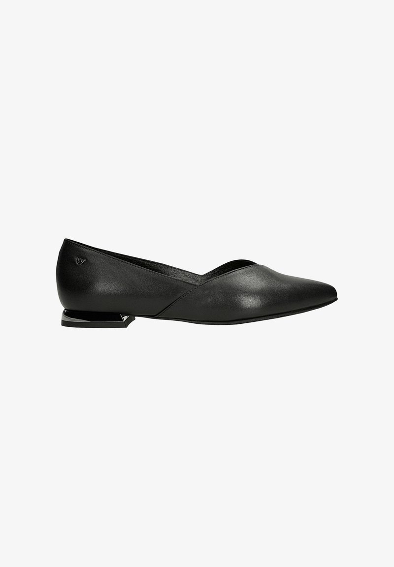 Chaussure plate en cuir noir avec bout pointu, petit talon angulaire, et logo discret près du talon sur le dessus lisse.