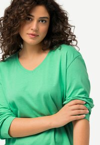 Ulla Popken GROSSE GRÖSSEN BASIC-V LANGARM  - Top s dlouhým rukávem - spring green