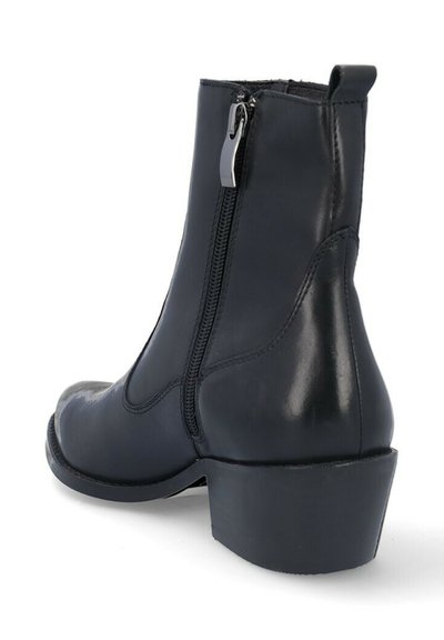 Botín negro de cuero hasta el tobillo con cremallera lateral, puntera redondeada, textura suave y tacón bajo cuadrado.