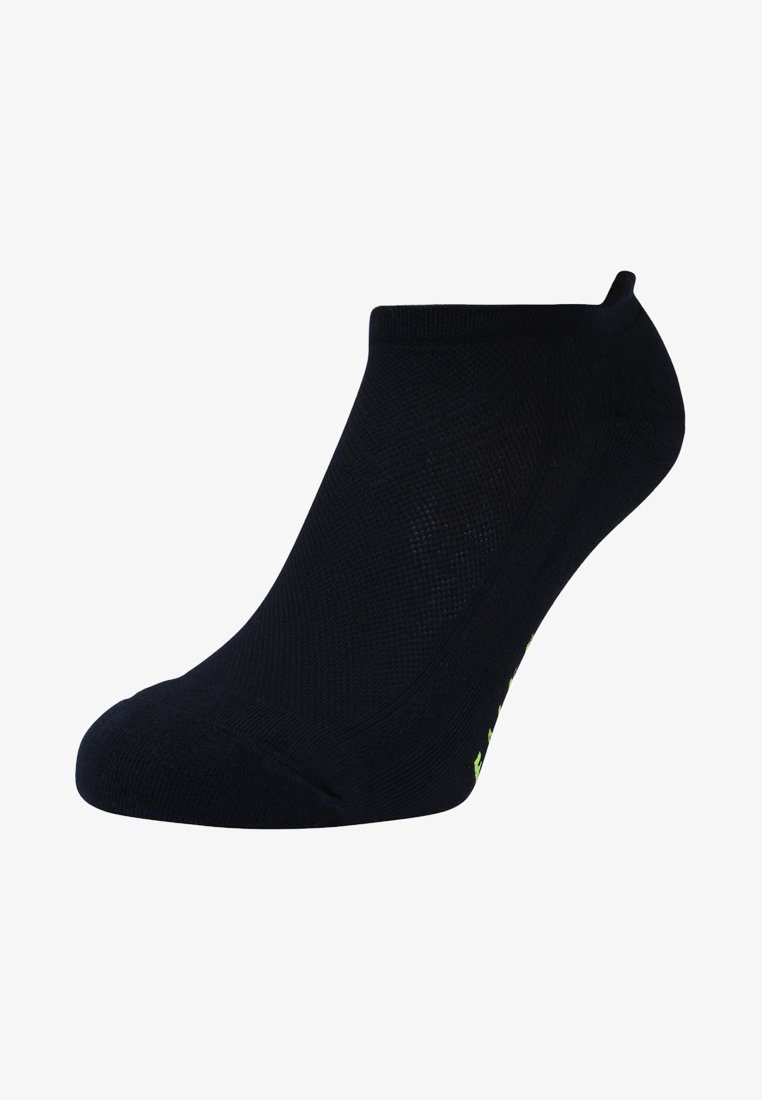 Calcetín negro hasta el tobillo con un patrón de tejido texturizado, puntera reforzada y un pequeño logo amarillo en el lateral.