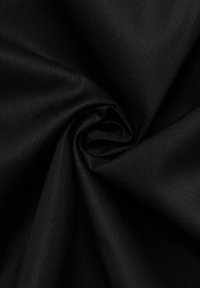 Tessuto nero con una texture liscia e opaca, tessuto in modo compatto e che si distende in un motivo a spirale, evidenziando la sua flessibilità e durata.