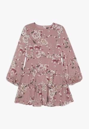 Robe fleurie rose à manches longues avec volants superposés et poignets élastiques, avec des motifs floraux blancs et bordeaux.