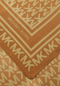 Bruine zijden sjaal met een herhalend goudkleurig "MK"-logo en geometrische patronen, met een omzoomd ontwerp. Zachte textuur en afgewerkte randen.