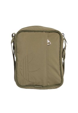 Sac d'épaule rectangulaire compact couleur kaki avec fermeture éclair, logo en relief sur le devant et sangle réglable sur fond blanc.