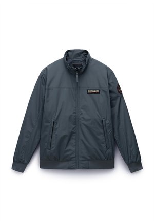 Giubbotto bomber grigio scuro con zip e colletto alto, due tasche laterali, polsini a coste e una patch decorativa sul petto.