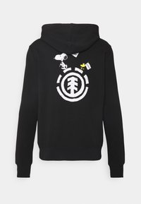 Czarna bluza z kapturem z grafiką przedstawiającą Snoopy'ego i Woodstocka. Projekt zawiera okrągłą emblemat i dwie flagi z napisem "POW!" w białym i żółtym kolorze.