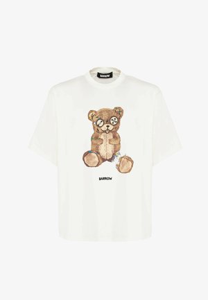 T-shirt bianco oversize con una grafica di un orsacchiotto cucito con occhi a bottone, circondato da spille da balia colorate, con l'etichetta "BARROW."