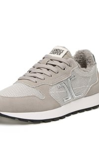Sneaker grigio con una combinazione di materiali in suede e mesh, finitura texturizzata, accenti argentati e suola bianca.