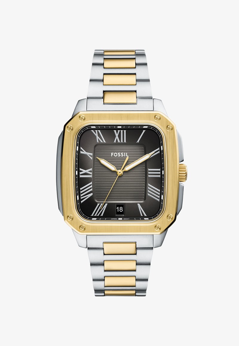Kwadratowy zegarek Fossil z czarną tarczą, złotymi akcentami i rzymskimi znacznikami godzinowymi. Bransoleta ze stali nierdzewnej z złotymi i srebrnymi ogniwami. Wyświetlacz daty o godzinie 6.