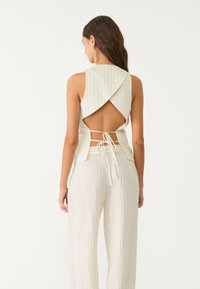 Stradivarius STRIPED ASYMMETRIC - Weste - white