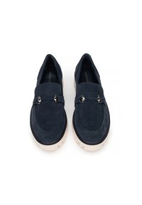 Zapatos de ante azul marino con diseño de mocasín, que presentan detalles de hardware plateado y una gruesa suela de goma blanca.
