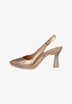 Zapato de tacón alto tipo slingback en oro rosa metálico con punta estrecha y correa con hebilla dorada sobre fondo blanco.