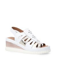 Witte wedge sandaal met uitsnijdingen, metallic accenten en gestructureerde hak. Heeft een gesloten achterkant en een gevoerde voetbed voor comfort.