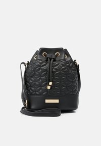 Czarna torebka typu bucket wykonana z pikowanej sztucznej skóry, z zamknięciem na sznurek, złotymi akcentami i regulowanym paskiem.