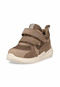 Sneaker marrone impermeabile con materiale in rete e camoscio, doppie cinghie in Velcro, colletto imbottito e suola in gomma bianca.