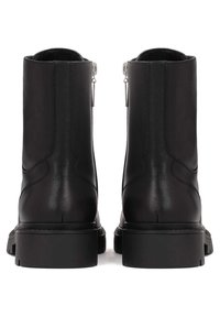 Bocanci de gleznă din piele neagră cu o textură netedă, având un fermoar lateral și o talpă groasă din cauciuc. Design minimalist cu linii curate.