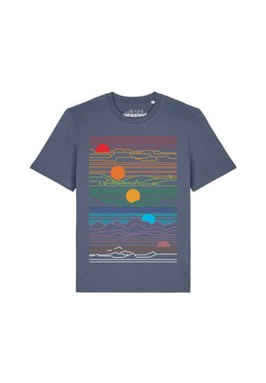T-shirt bleu foncé à manches courtes avec un design de paysage à lignes horizontales multicolores représentant des montagnes et cinq cercles colorés ressemblant à des soleils ou des planètes.