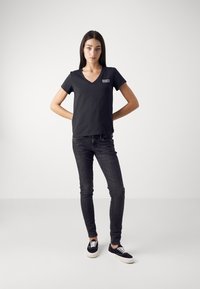 Levi's® PERFECT VNECK - Paprasti marškinėliai - caviar