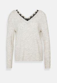Jasnoszary sweter z długim rękawem i dekoltem w serek, zdobiony czarną koronką. Miękka faktura, nieco luźny krój i delikatny melanżowy wzór.