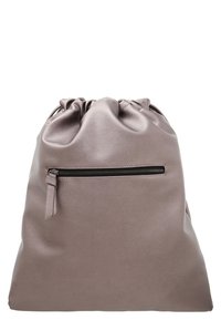 Taška na stažení z hladké taupe umělé kůže, s přední kapsou na zip a designem s nasbíraným vrchem pro snadný přístup.