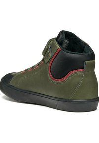 Höga skor i olivgrön läder med röda detaljer, svart meshnätpanel och gummisula. Innehåller snörning och kardborreband för säker passform.