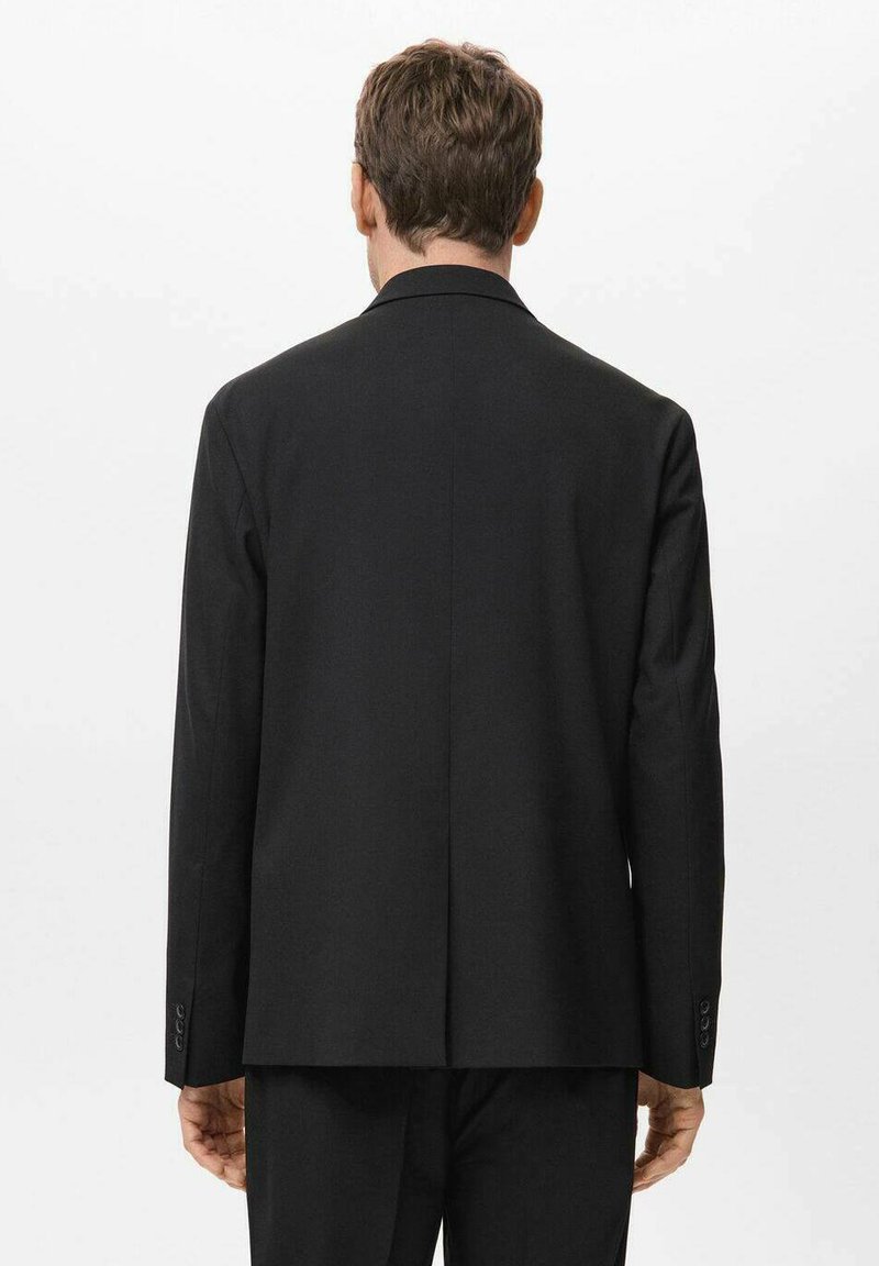 Giacca nera con design a schiena dritta. Presenta un colletto a risvolto e polsini con bottoni. Texture liscia, vestibilità su misura e stile minimalista.