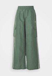 Grüne Cargo-Hosen mit weitem Bein-Design, elastischem Bund, Seitentaschen und weißen Streifen entlang der Seiten.