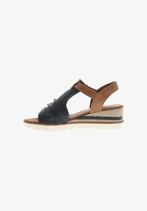 Sandale femme avec avant en cuir noir, bride de cheville marron, talon compensé tressé et semelle en caoutchouc blanche.