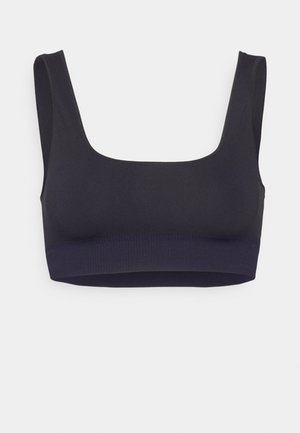 Top sportivo nero con scollatura quadrata e spalline larghe, realizzato in tessuto liscio, dotato di un elastico a coste nella parte sottostante. Senza chiusure o imbottitura.