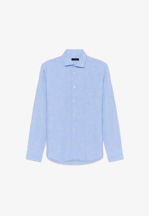 Lichtblauw overhemd met lange mouwen, knoopsluiting, puntige kraag en witte knopen, plat uitgespreid op een witte achtergrond.