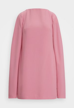 Top cu mânecă lungă, de culoare roz pal, fabricat dintr-un material neted. Are un guler pătrat și o croială dreaptă, fără modele sau detalii metalice.