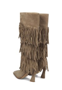 Botas de tacón alto con flecos en ante topo, con un cañón alto, que cuentan con un detallado de flecos largos y en capas y un diseño de tacón cuadrado.