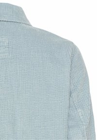 Tissu en velours côtelé bleu clair avec des rainures verticales, montrant la partie haute du dos et l'épaule d'un vêtement avec un col.